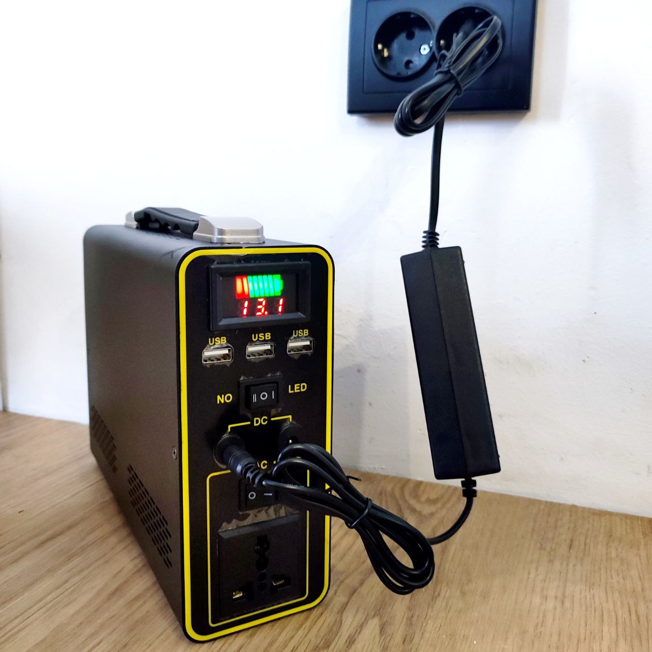 Портативна зарядна станція power bank